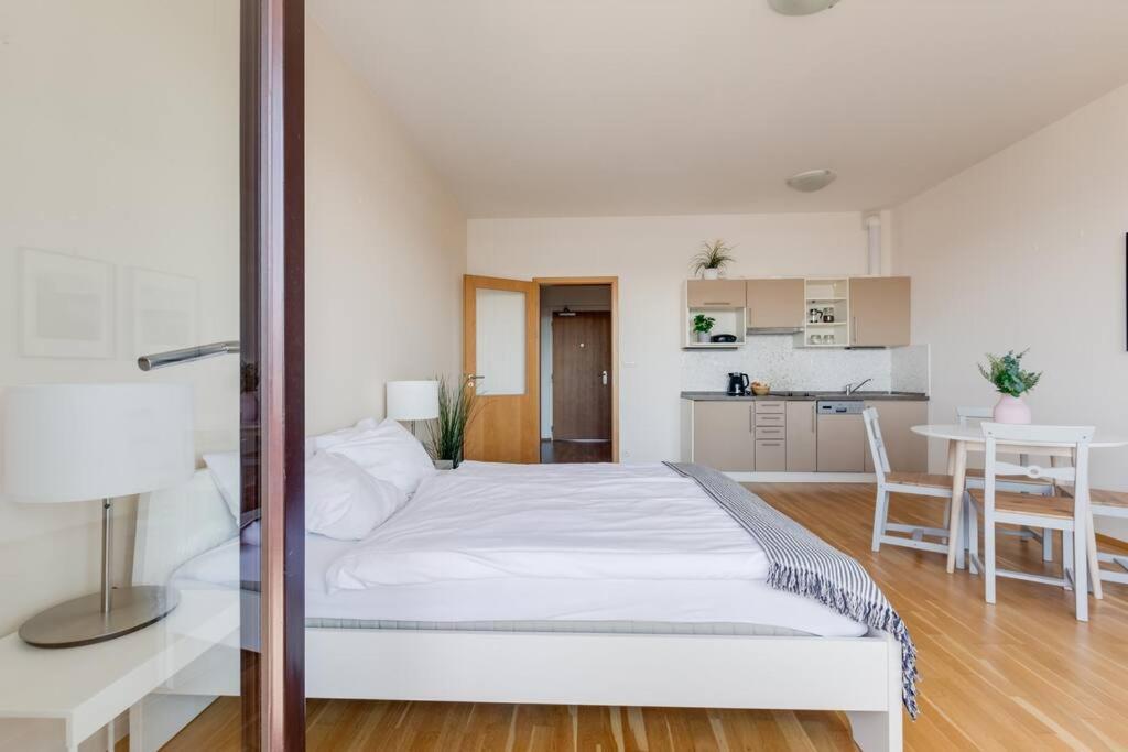 Jt'S Apartments Korunni Str. Прага Екстер'єр фото
