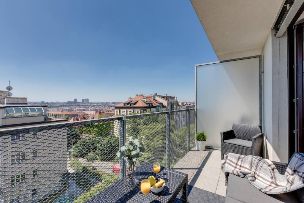 Jt'S Apartments Korunni Str. Прага Екстер'єр фото
