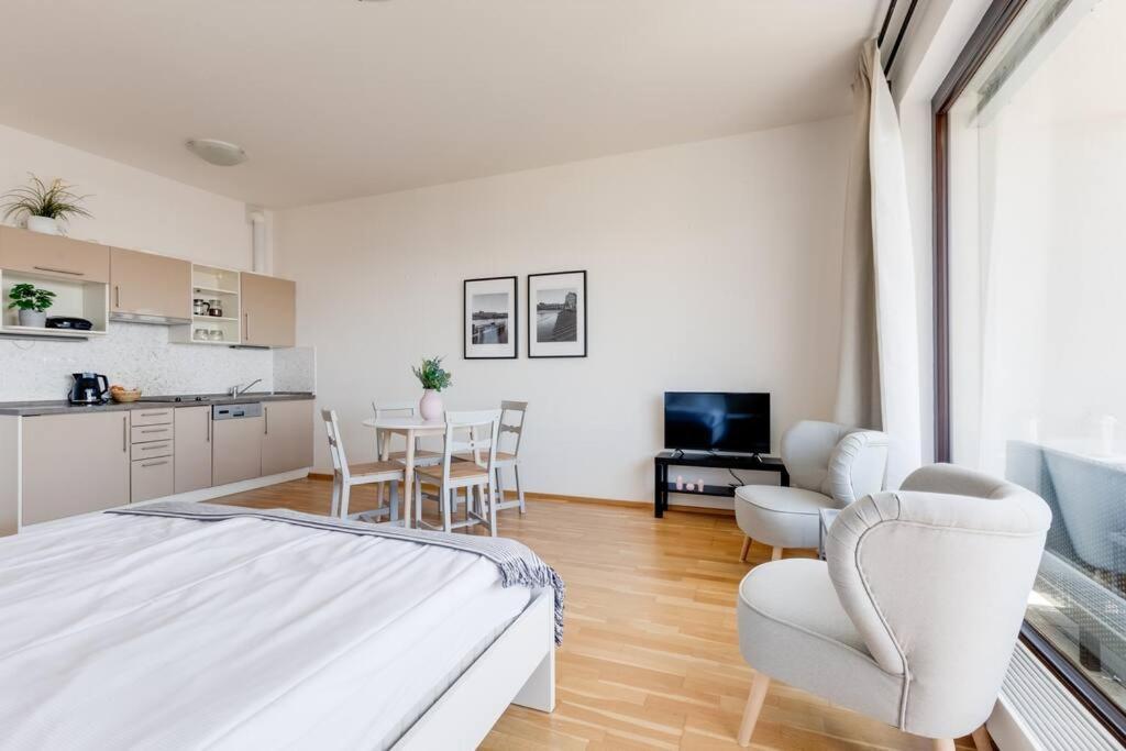 Jt'S Apartments Korunni Str. Прага Екстер'єр фото